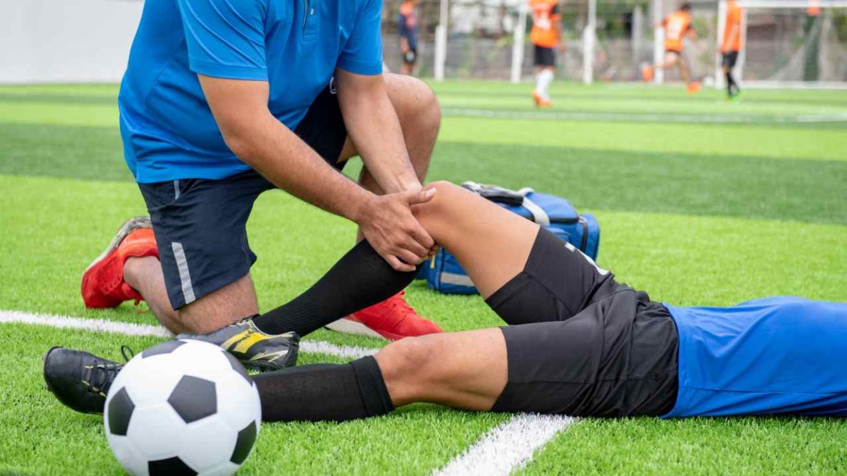 Calciatore soccorso dopo un infortunio