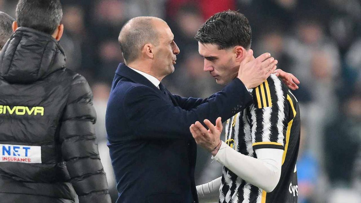 Allegri consola Vlahovic al termine della partita - foto ANSA - JMania.it