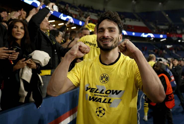 Hummels esulta coi tifosi del suo Borussia Dortmund - foto ANSA - JMania.it