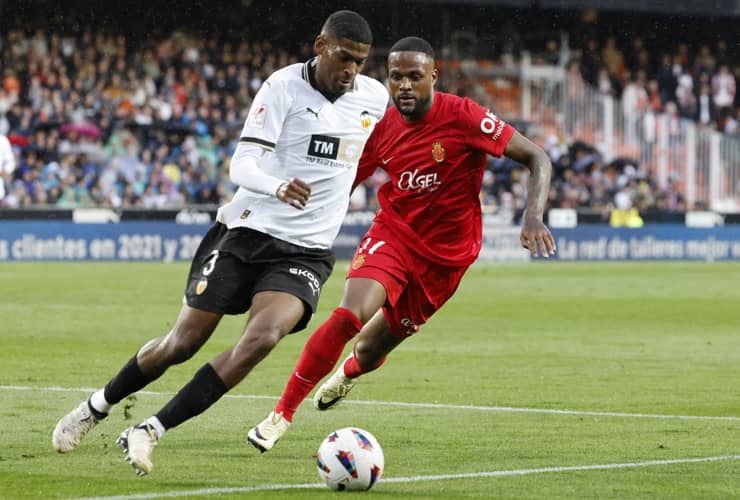 Mosquera in campo con la maglia del Valencia - Foto ANSA - Jmania.it