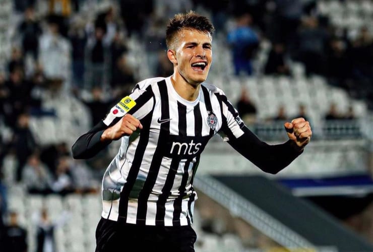 Samed Bazdar festeggia una rete segnata con la maglia del Partizan Belgrado - Foto dal profilo Instagram del giocatore - Jmania.it