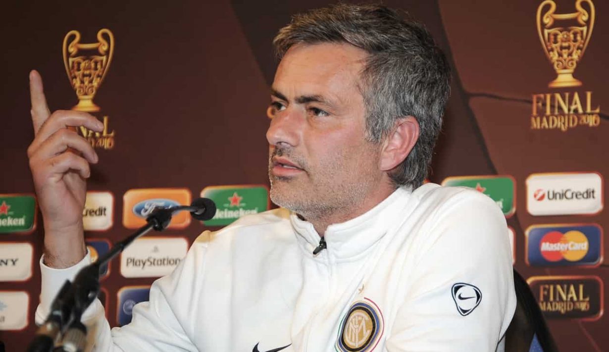 José Mourinho da allenatore dell'Inter - Foto Lapresse - Jmania.it