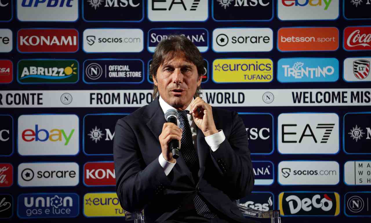 Antonio Conte durante la sua prima conferenza stampa col Napoli - foto LaPresse - JMania.it