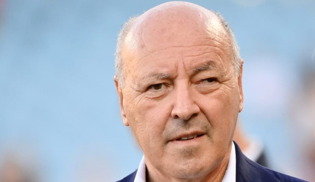 Beppe Marotta dell'Inter impegnato a seguire la squadra - foto LaPresse - JMania.it