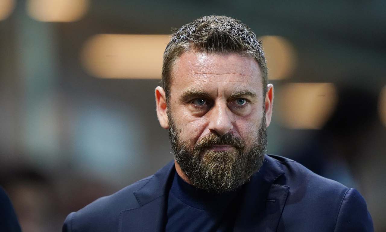 Daniele De Rossi con uno sguardo perplesso prima del match - foto LaPresse - JMania.it