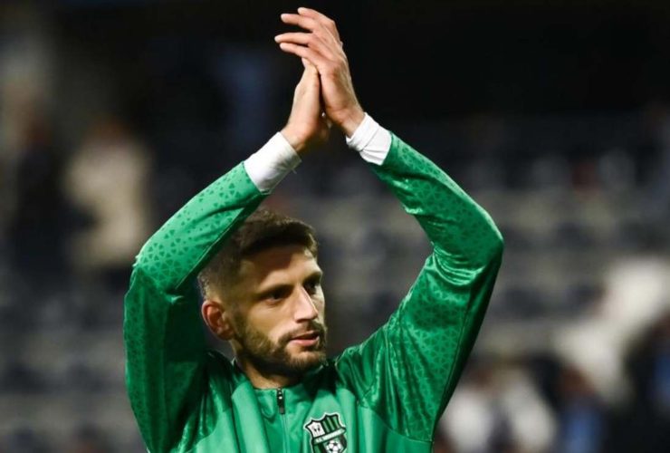 Domenico Berardi con la maglia del Sassuolo si rivolge ai tifosi - foto LaPresse - JMania.it