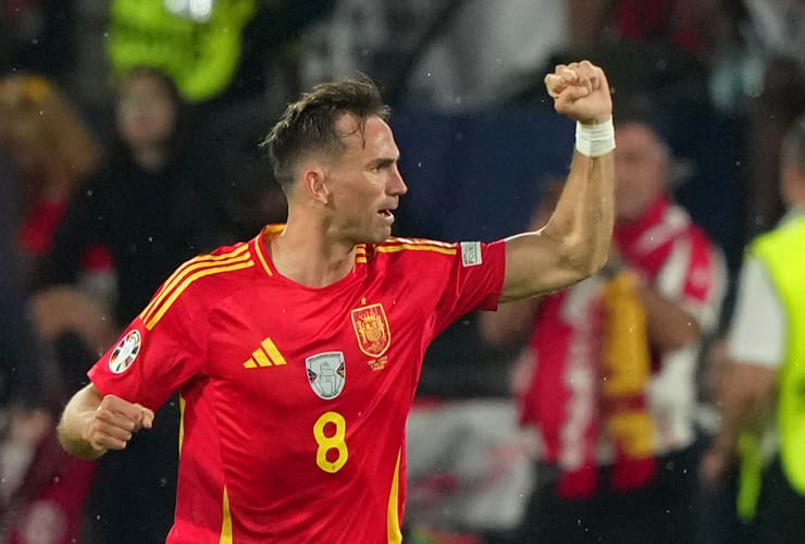 Fabian Ruiz a segno con la maglia della Spagna - Foto Lapresse - Jmania.it