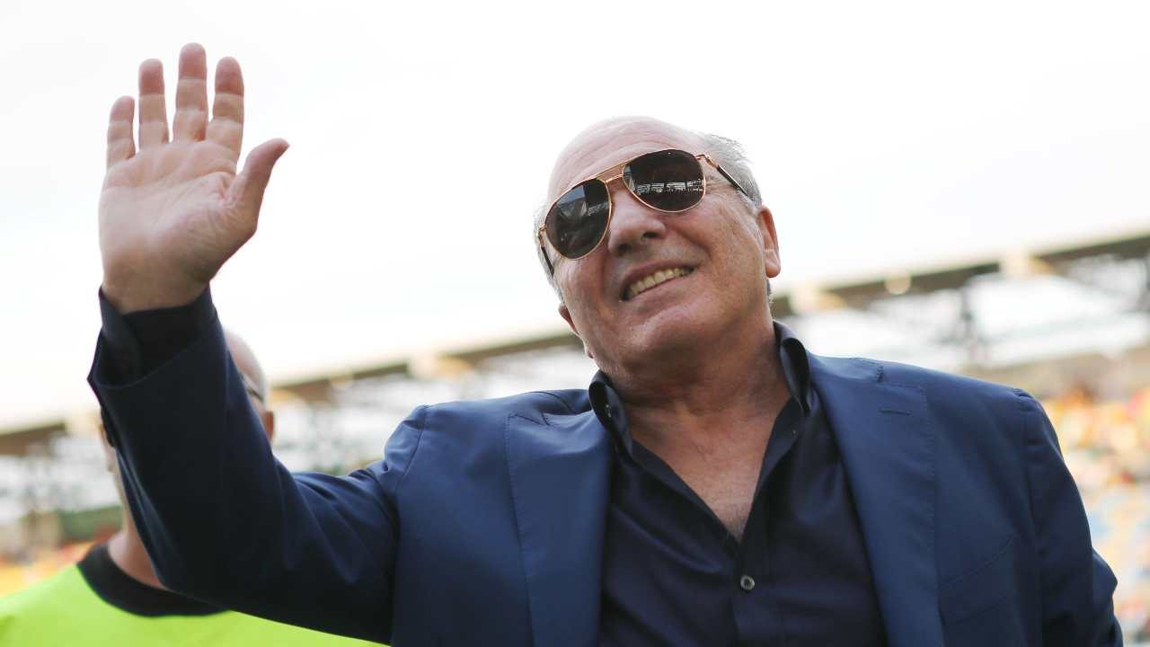 Rocco Commisso saluta i suoi tifosi presenti allo stadio - foto ANSA - JMania.it