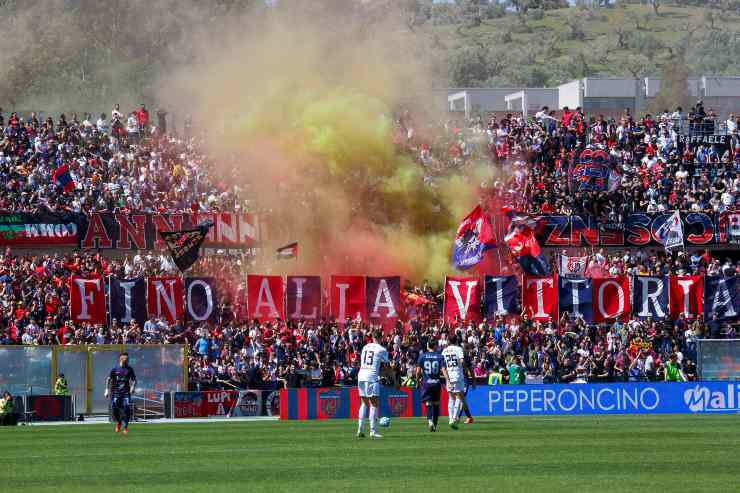 Tifosi del Cosenza che osannano la squadra calabrese in Serie B - foto LaPresse - JMania.it