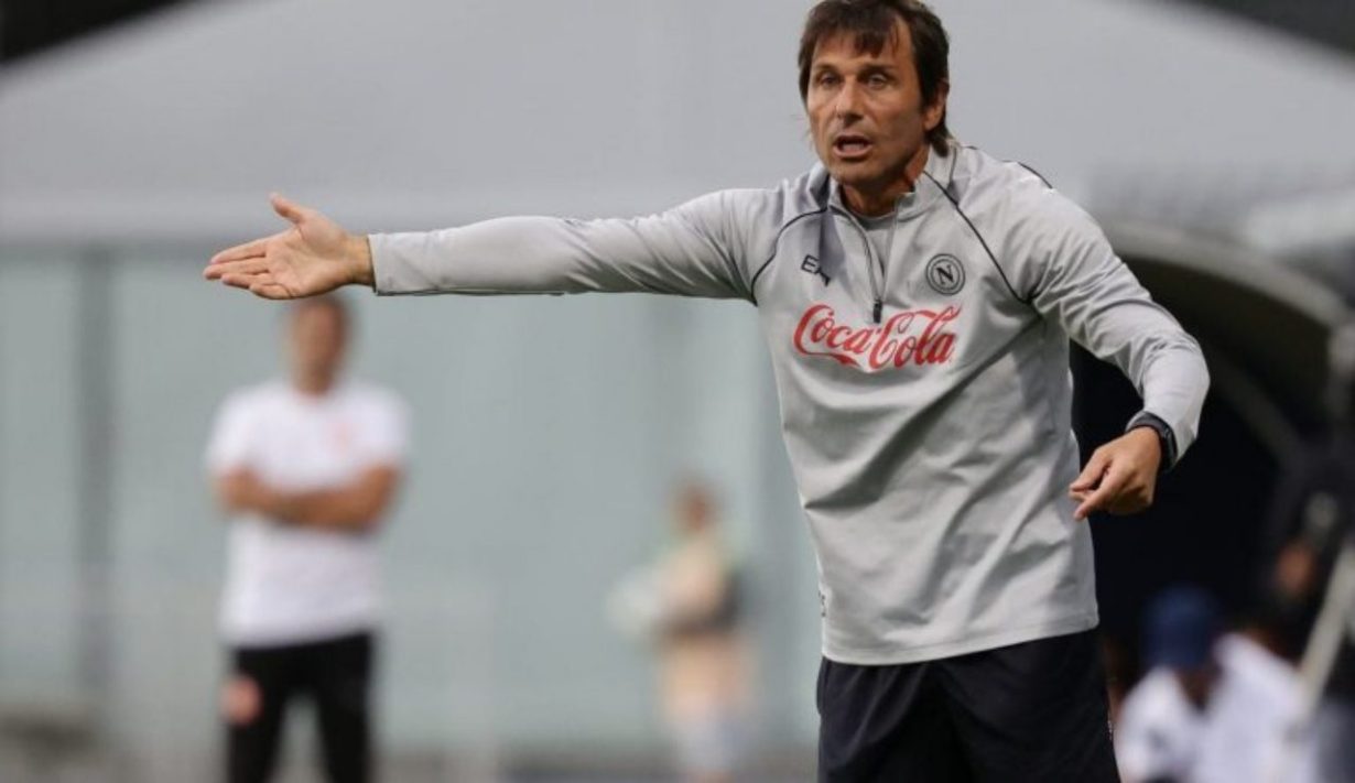 Antonio Conte dà indicazioni ai suoi calciatori in campo - foto LaPresse - JMania.it