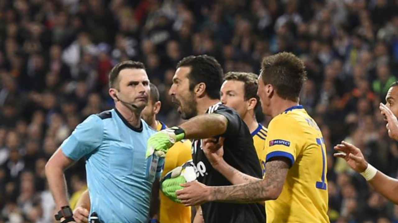 Buffon contro l'arbitro Olivier