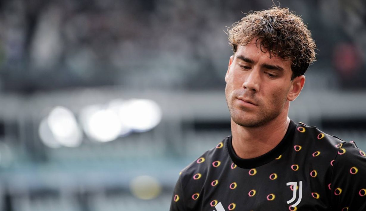 Dusan Vlahovic con sguardo triste con la maglia della Juve - foto LaPresse - JMania.it