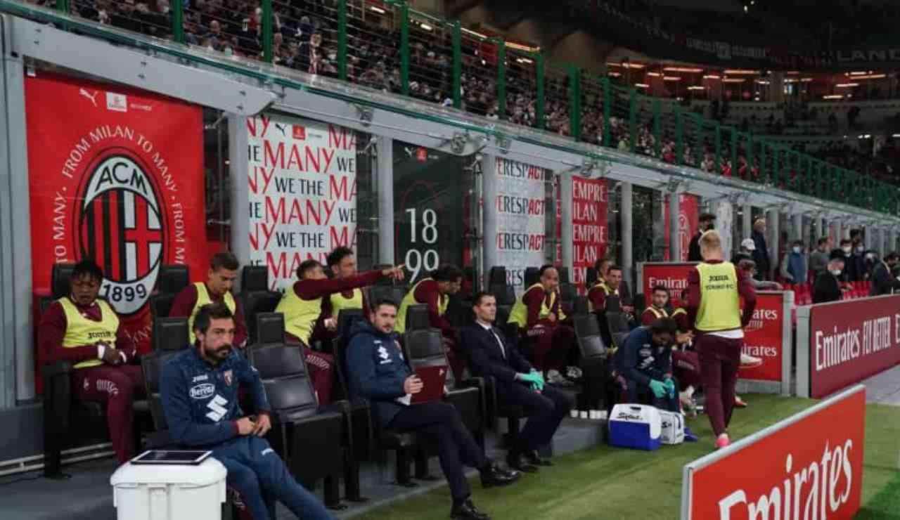 La panchina del Milan a San Siro con i calciatori del Torino seduti - foto LaPresse - JMania.it