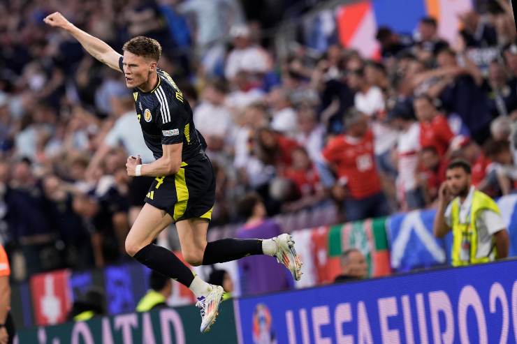 Scott McTominay esulta in campo con la maglia della Nazionale scozzese - foto LaPresse - JMania.it