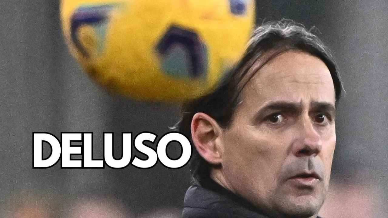 Simone Inzaghi con sguardo perplesso verso il campo - fonte ANSA - JMania.it