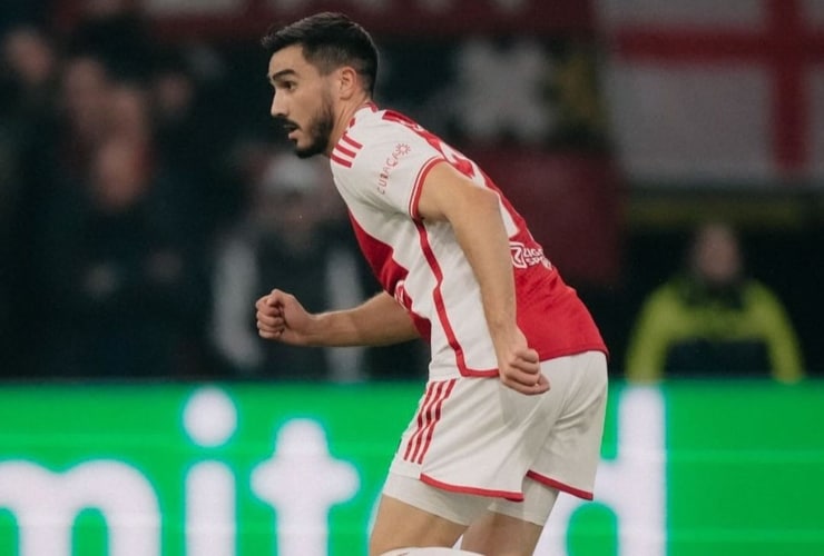 Sutalo in campo con la maglia dell'Ajax - Foto dal profilo Instagram del giocatore - Jmania.it