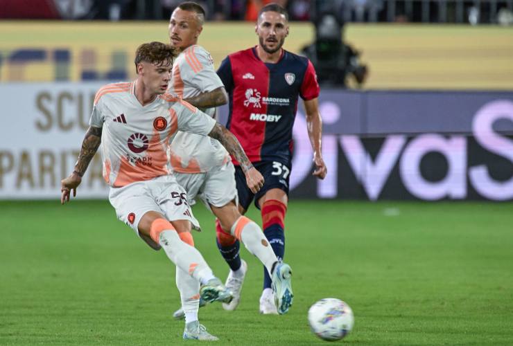 Zalewski in campo con la maglia della Roma contro il Cagliari - foto LaPresse - JMania.it