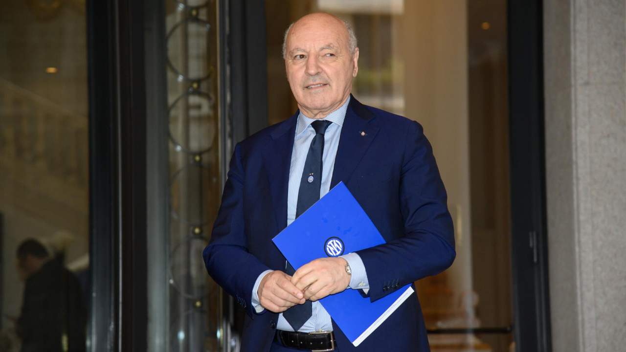 Giuseppe Marotta in primo piano con la cartellina dell'Inter – foto LaPresse – JMania.it