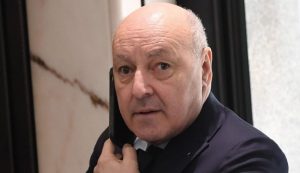 Il presidente dell’Inter Beppe Marotta mentre è impegnato al telefono – foto ANSA – JMania.it