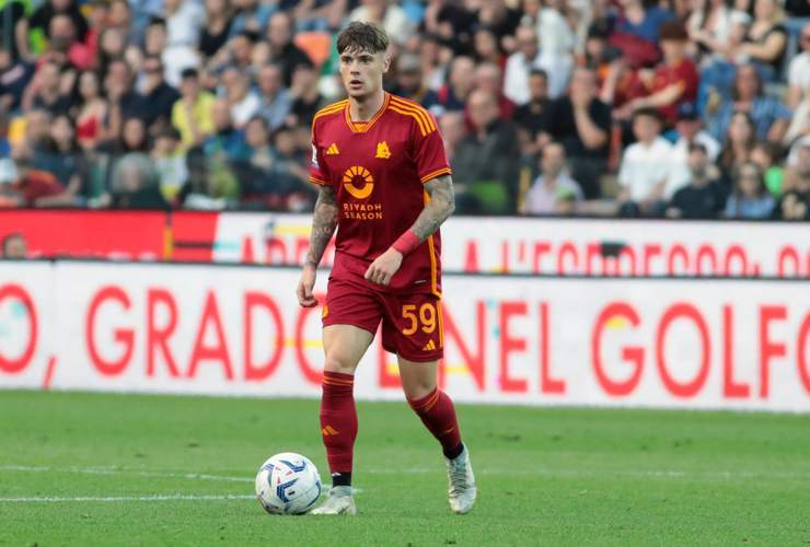 Nicola Zalewski in campo con la maglia della Roma - Foto Lapresse - Jmania.it