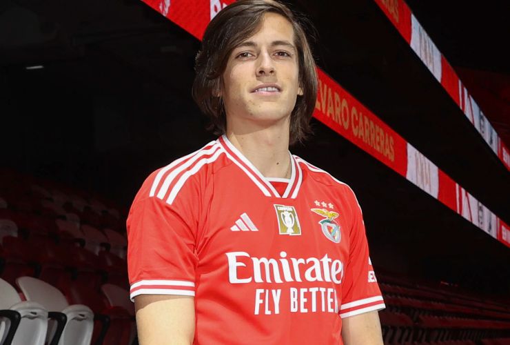 Álvaro Carreras con la maglia del Benfica in primo piano - fonte X - JMania.it