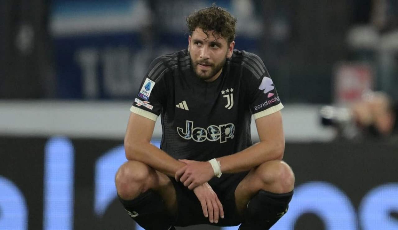 Manuel Locatelli rammaricato con la maglia della Juve in mezzo al campo - foto LaPresse - JMania.it