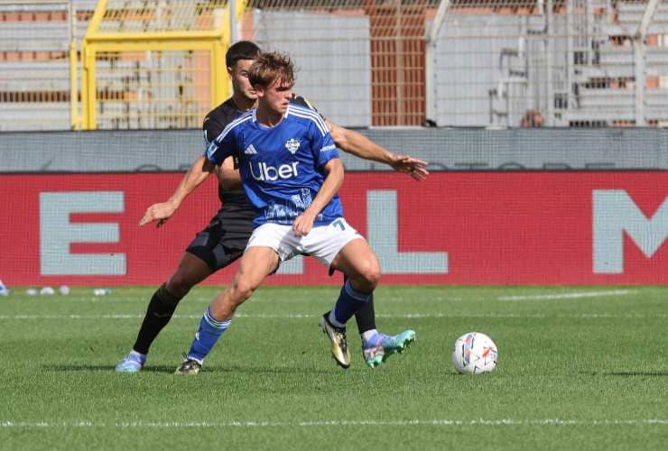 Nico Paz in campo con la maglia del Como mentre si libera col pallone - foto LaPresse - JMania.it 