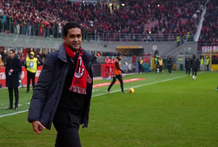 Serginho con la sciarpa del Milan scende in campo a fine gara - foto LaPresse - JMania.it