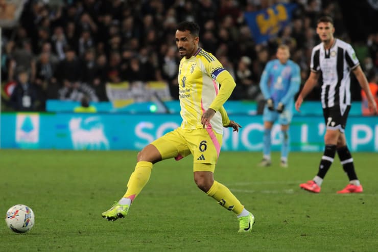 Danilo con la maglia della Juventus - Foto Lapresse - Jmania.it