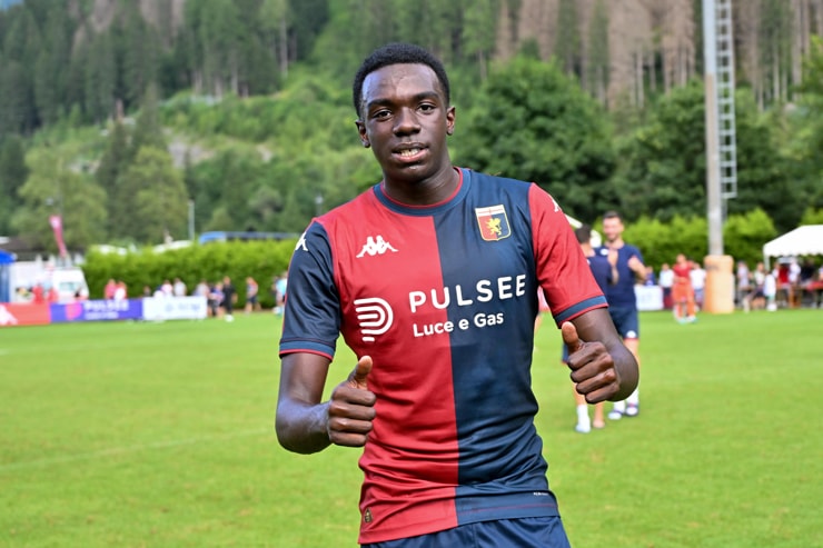 Ekhator in campo con la maglia del Genoa - Foto Lapresse - Jmania