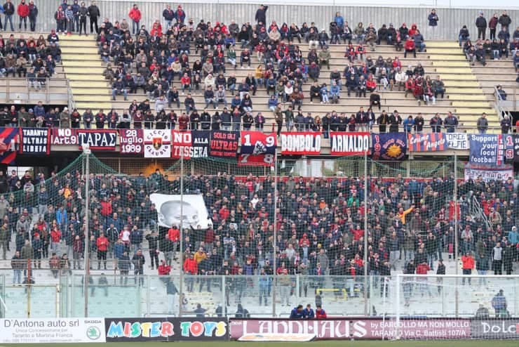 La curva del Taranto - Foto Lapresse - Jmania