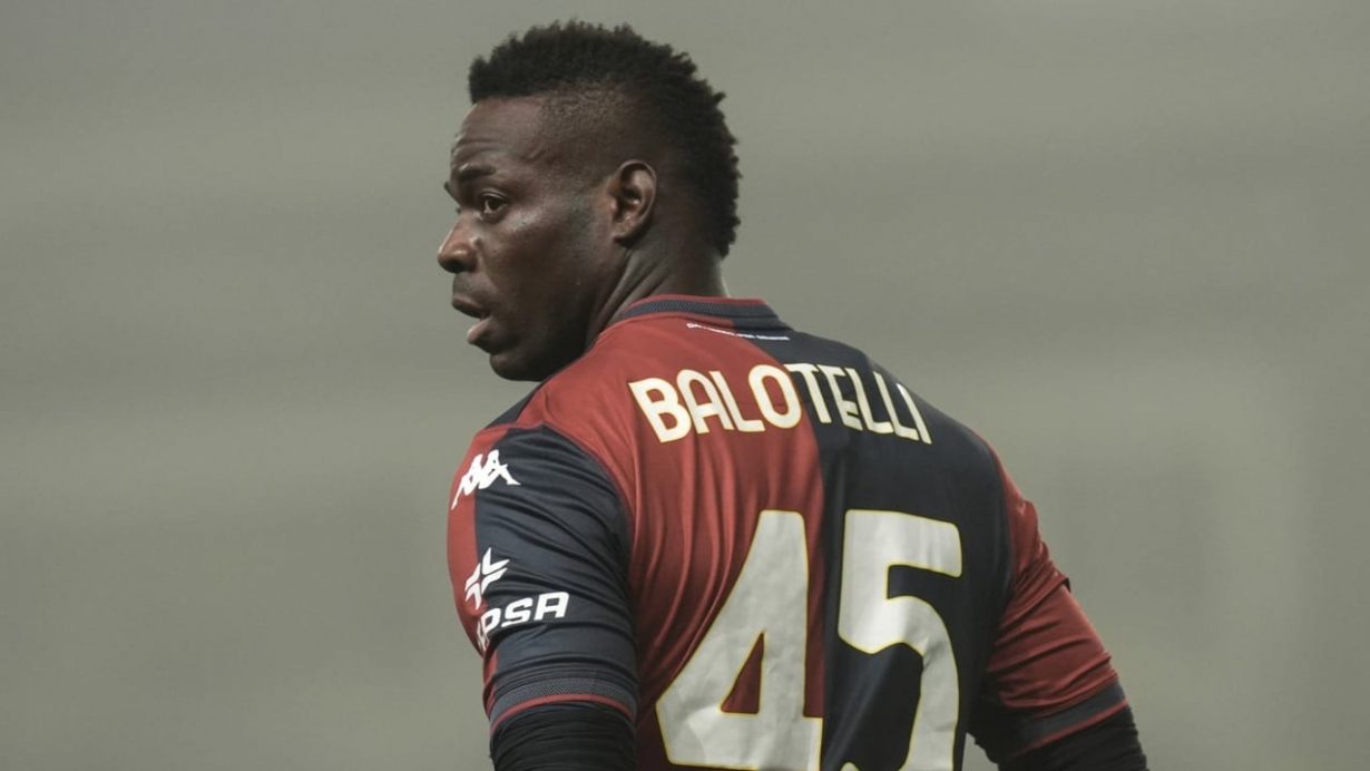 Mario Balotelli al debutto con la maglia del Genoa - Foto Lapresse - Jmania