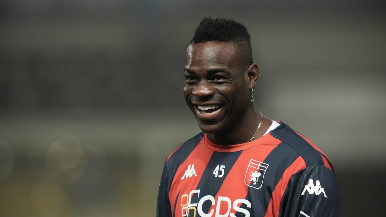 Mario Balotelli in campo con la maglia del Genoa - Foto Lapresse - Jmania