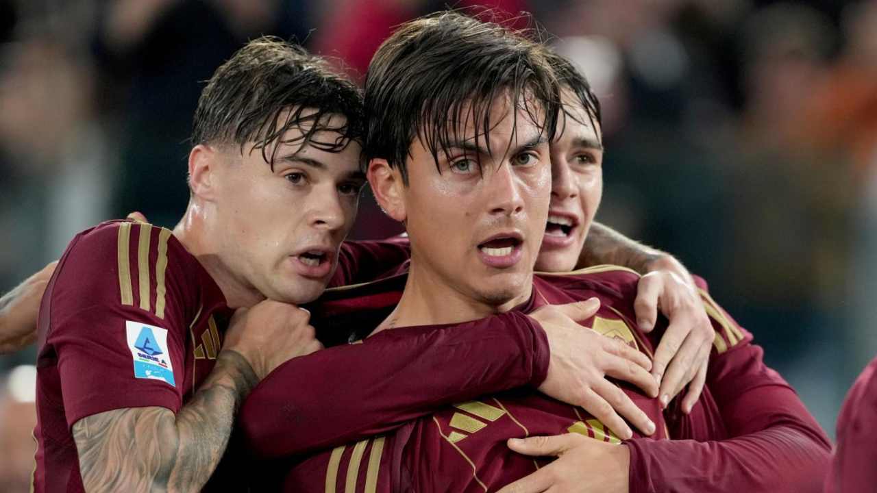 Paulo Dybala insieme ai suoi compagni di squadra 