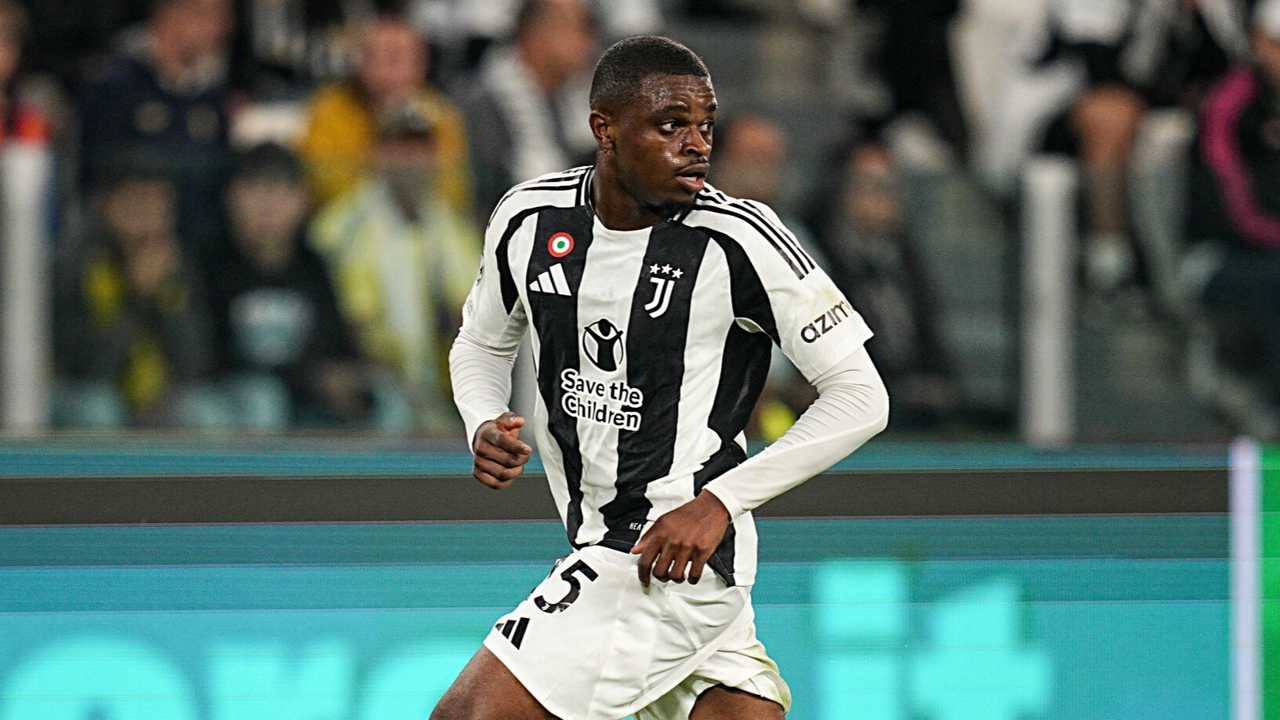 Pierre Kalulu in campo con la maglia della Juventus - Foto Lapresse - Jmania