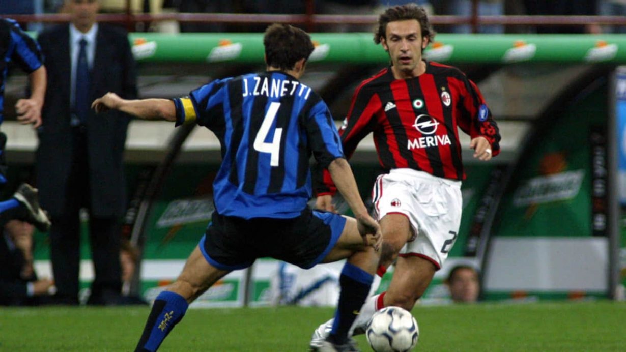 Andrea Pirlo in campo con la maglia del Milan in un derby - Foto Lapresse - Jmania