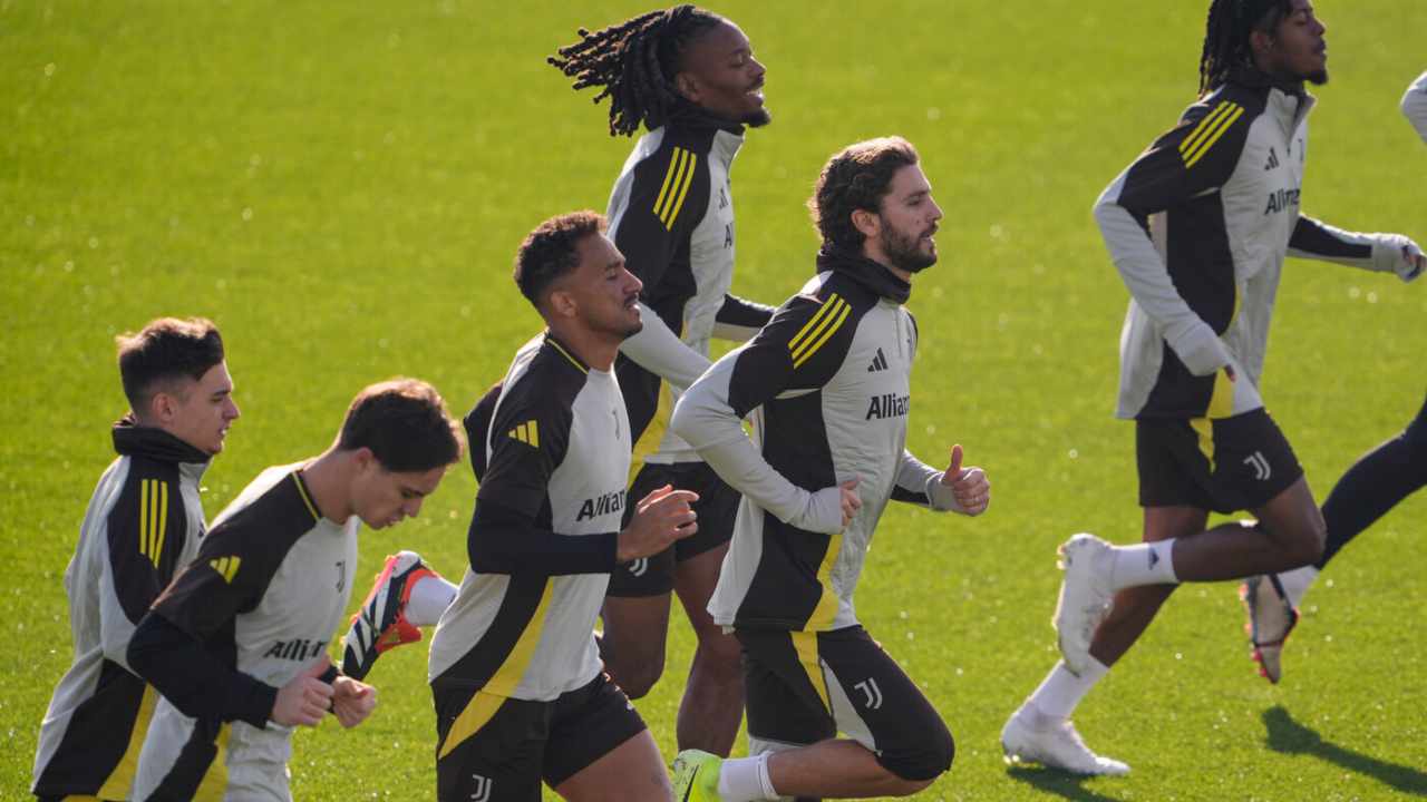 I calciatori della Juventus durante una seduta di allenamento