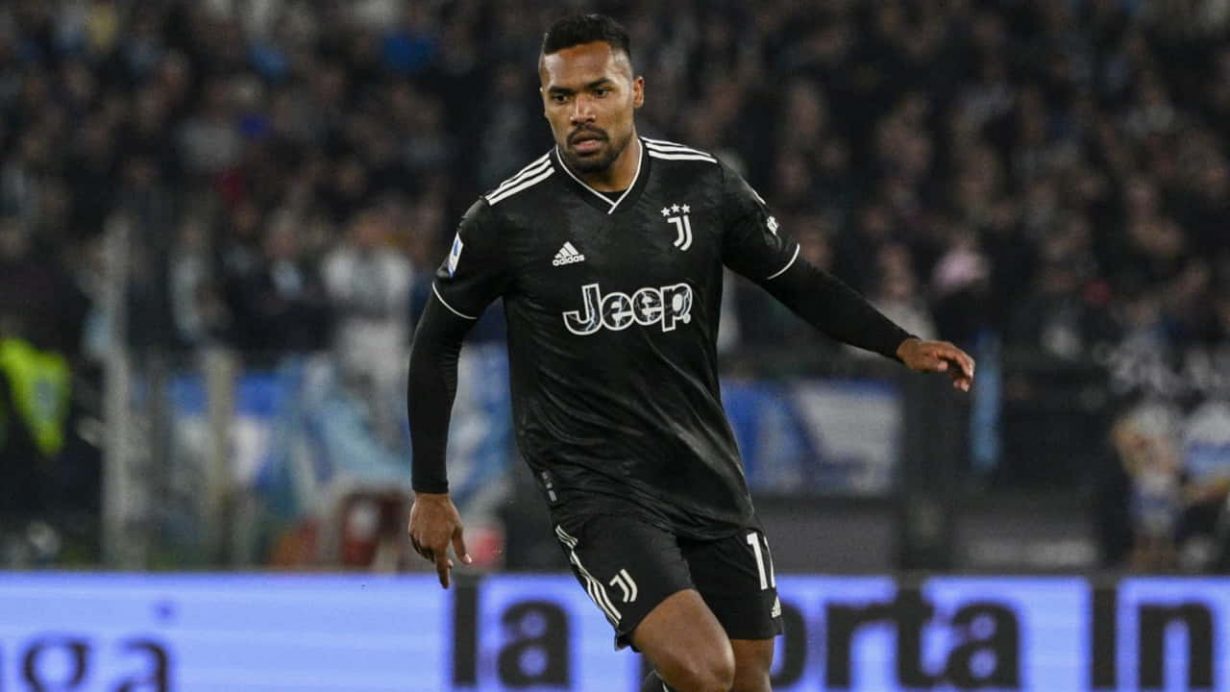 Alex Sandro in campo con la maglia della Juventus - Foto Lapresse - Jmania