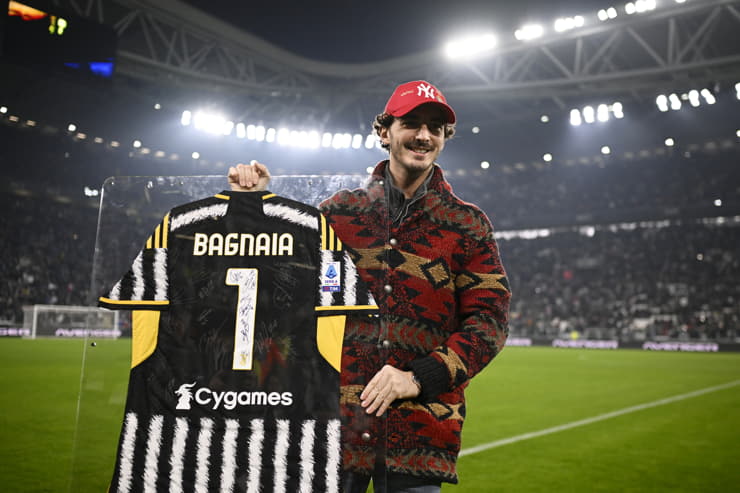 Francesco Bagnaia con la maglia della Juventus - Foto Lapresse - Jmania