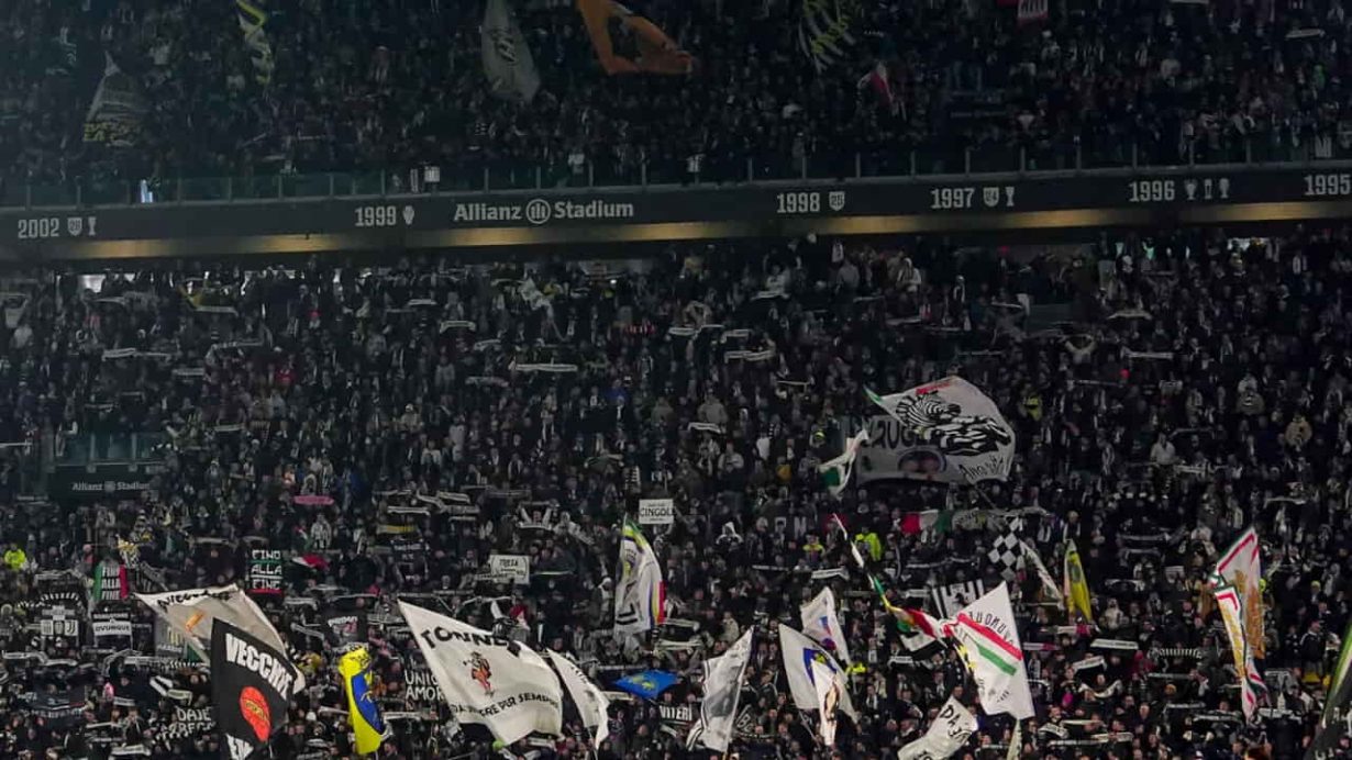 I tifosi della Juventus in curva - Foto Lapresse - Jmania