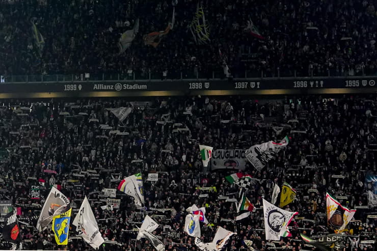 I tifosi della Juventus in curva - Foto Lapresse - Jmania