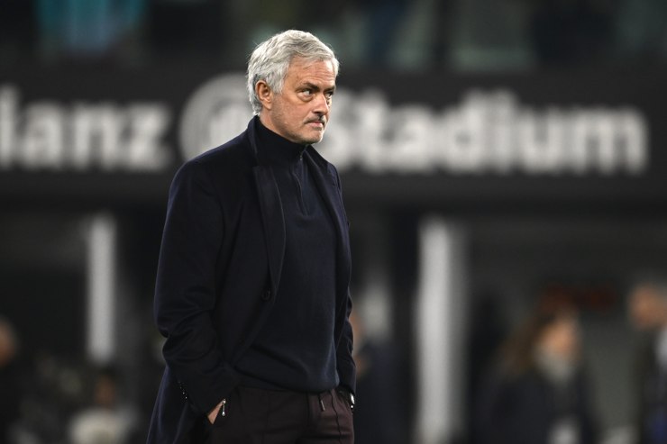 José Mourinho a bordo campo - Foto Lapresse - Jmania