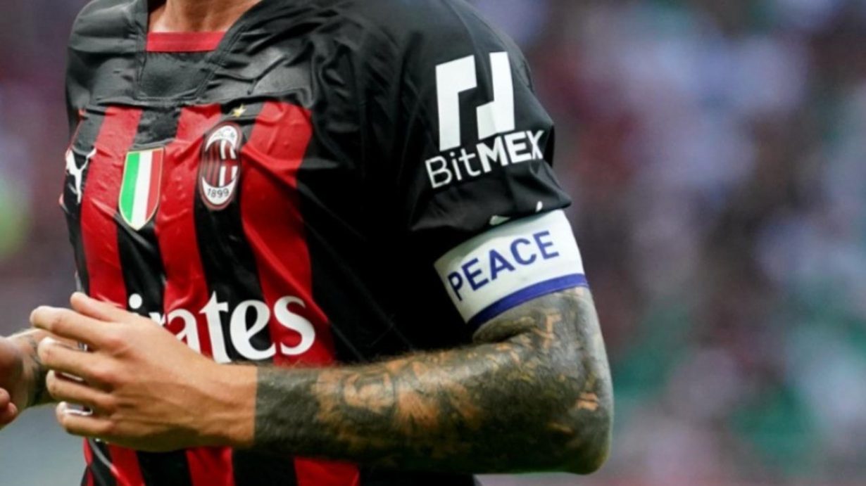 La fascia da capitano del Milan - Foto Lapresse - Jmania