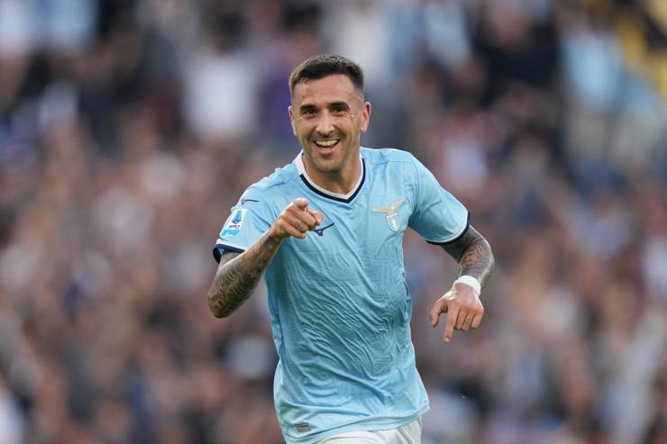 Matias Vecino a segno con la maglia della Lazio - Foto Lapresse - Jmania