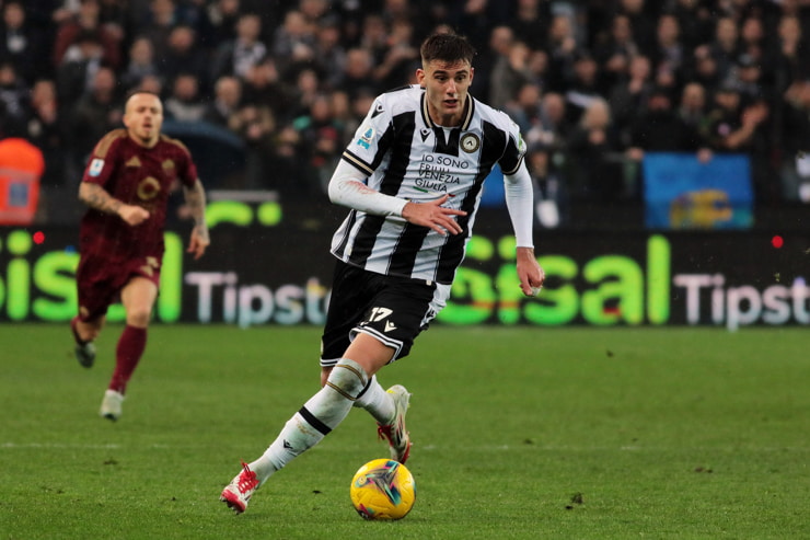 Lorenzo Lucca in campo con la maglia dell'Udinese - Foto Lapresse - Jmania