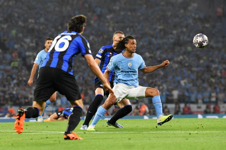 Nathan Akè in campo con la maglia del Manchester City - Foto Lapresse - Jmania.it